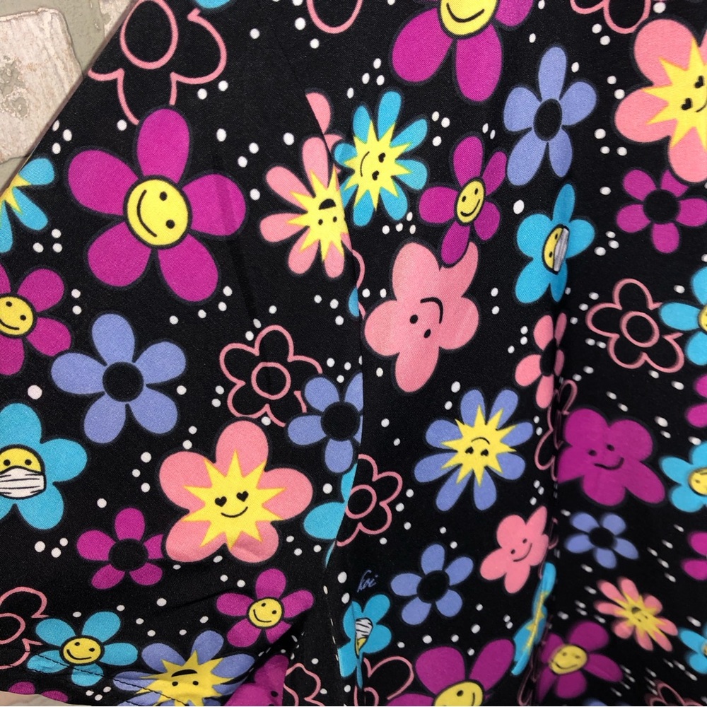 NWT Koi Basics Floral Smiley Face print short sleeve v neck scrub top size 5X - Picture 2 of 8